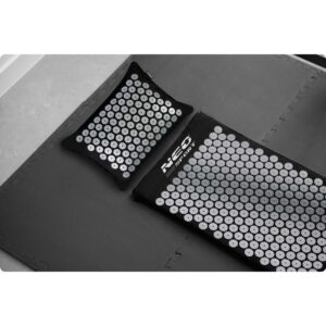 Mata do akupresury z kolcami Neo-Sport czarno-srebrna